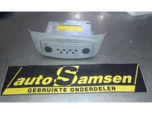 Gebruikte Radio CD Speler Renault Twingo II (CN) 1.2 Prijs € 50,00 Margeregeling aangeboden door Auto Samsen B.V.