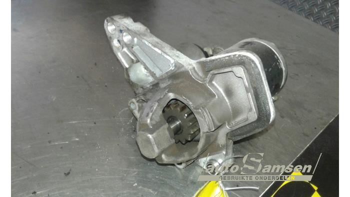 Startmotor van een Renault Clio IV (5R) 0.9 Energy TCE 90 12V 2016