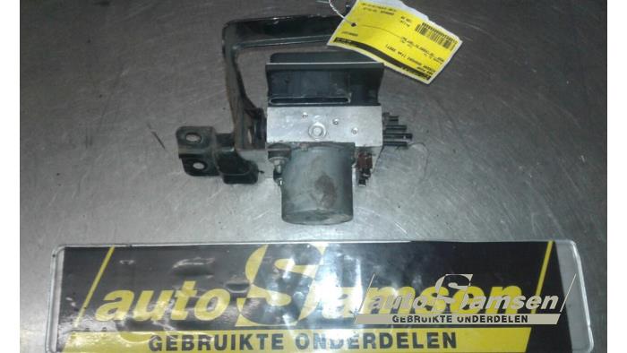 ABS Pomp van een Nissan Qashqai (J10) 2.0 16V 4x4 2007
