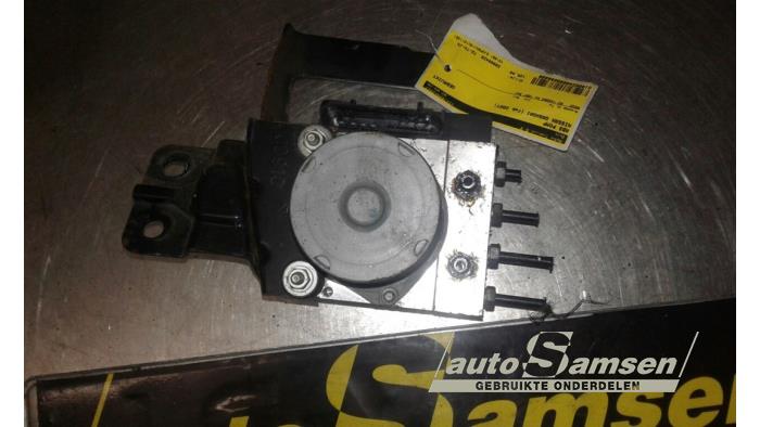 ABS Pomp van een Nissan Qashqai (J10) 2.0 16V 4x4 2007