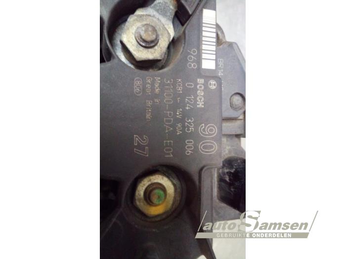Dynamo van een Honda Accord (CH) 1.8i 16V S,LS 2000
