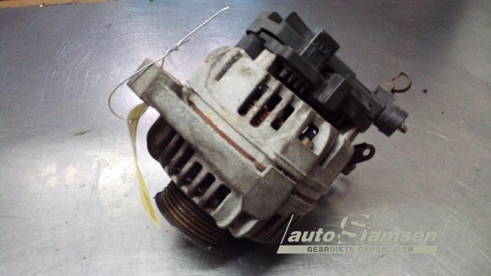 Dynamo van een Honda Accord (CH) 1.8i 16V S,LS 2000