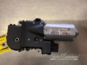 Gebruikte Schuifdak Motor BMW 5 serie Touring (E61) 530d xDrive 24V Prijs € 150,00 Margeregeling aangeboden door Auto Samsen B.V.