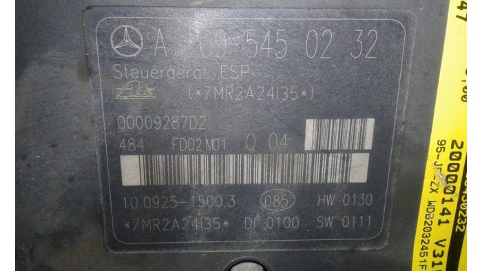 ABS Pomp van een Mercedes-Benz C Combi (S203) 2.0 C-200K 16V 2002