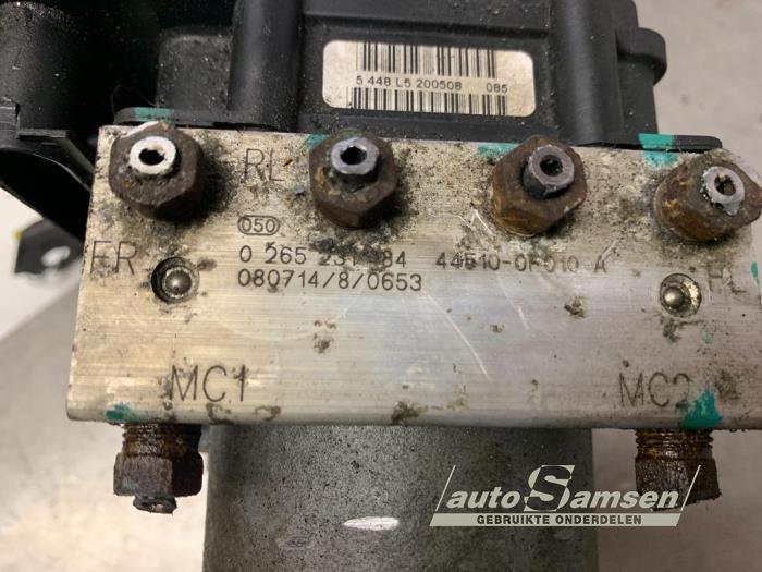 ABS Pomp van een Toyota Corolla Verso (R10/11) 1.6 16V VVT-i 2008