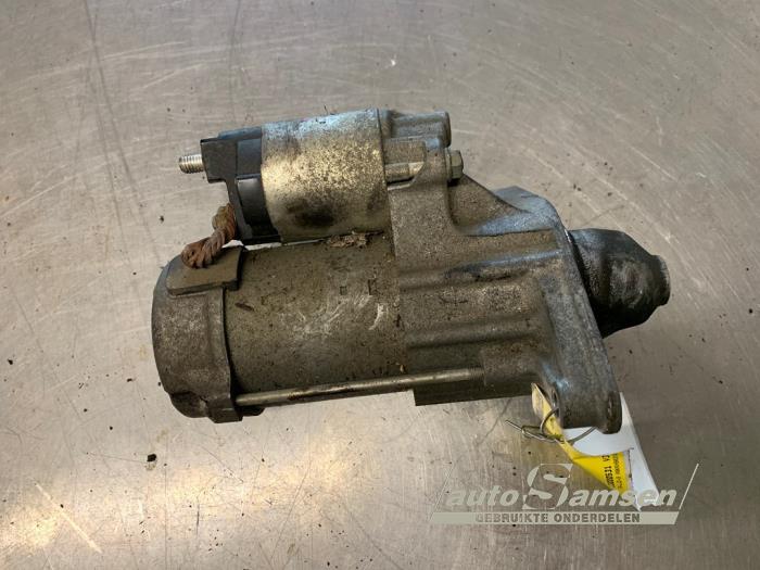 Startmotor van een Toyota Yaris II (P9) 1.33 16V Dual VVT-I 2010