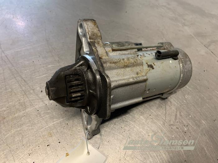 Startmotor van een Toyota Yaris II (P9) 1.33 16V Dual VVT-I 2010