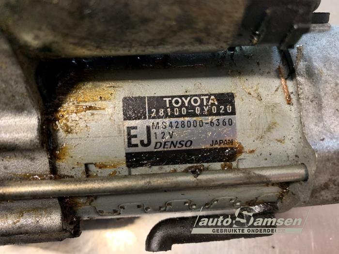 Startmotor van een Toyota Yaris II (P9) 1.33 16V Dual VVT-I 2010