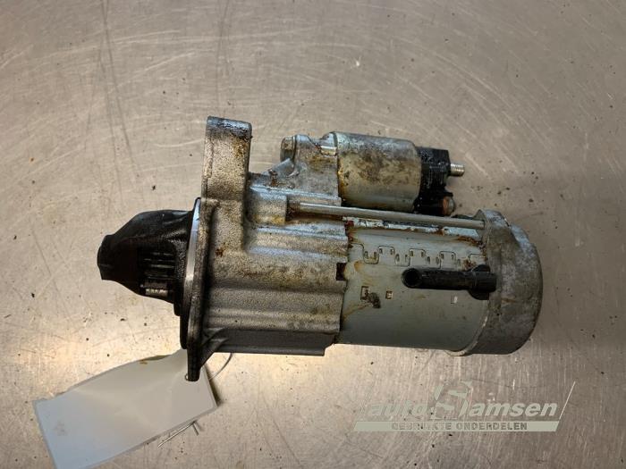 Startmotor van een Toyota Yaris II (P9) 1.33 16V Dual VVT-I 2010