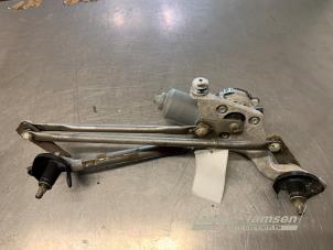 Gebruikte Ruitenwissermotor voor Toyota Yaris II (P9) 1.33 16V Dual VVT-I Prijs € 75,00 Margeregeling aangeboden door Auto Samsen B.V.