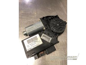 Gebruikte Motor electrisch raam Peugeot 307 CC (3B) 2.0 16V Prijs € 100,00 Margeregeling aangeboden door Auto Samsen B.V.