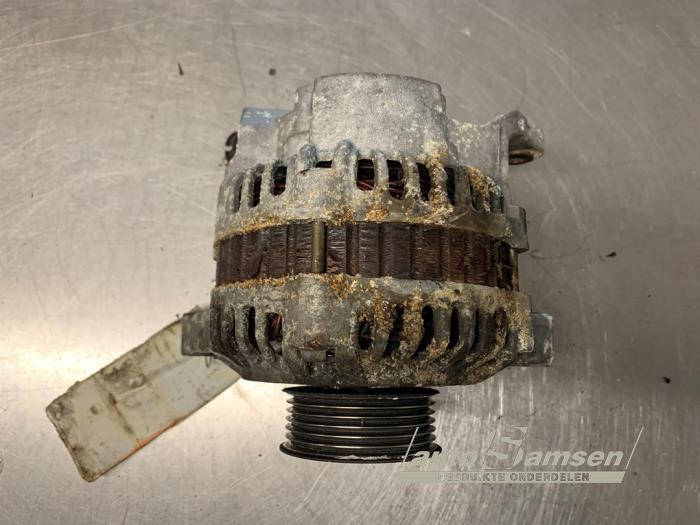 Dynamo van een Nissan Almera Tino (V10M) 2.0 16V CVT 2002
