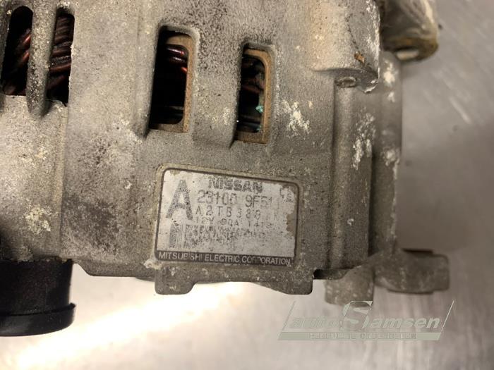 Dynamo van een Nissan Almera Tino (V10M) 2.0 16V CVT 2002