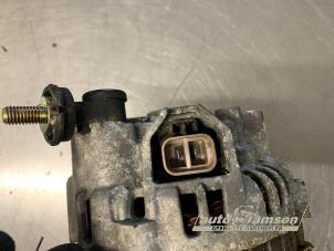 Dynamo van een Nissan Almera Tino (V10M) 2.0 16V CVT 2002