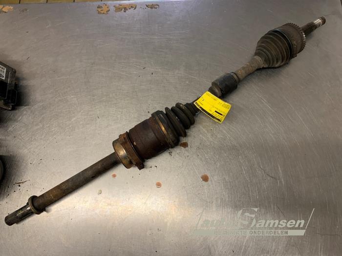 Gebruikte Aandrijfas rechts-voor Nissan Almera Tino (V10M) 2.0 16V CVT Prijs € 50,00 Margeregeling aangeboden door Auto Samsen B.V.