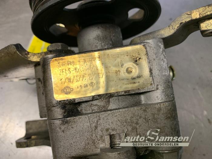 Stuurbekrachtiging Pomp van een Nissan Almera Tino (V10M) 2.0 16V CVT 2002