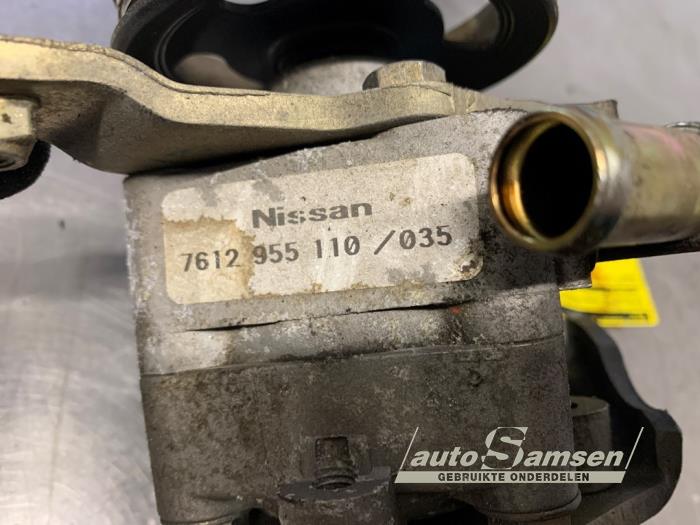 Stuurbekrachtiging Pomp van een Nissan Almera Tino (V10M) 2.0 16V CVT 2002