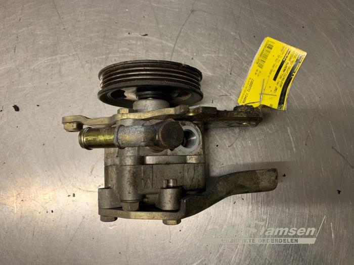 Stuurbekrachtiging Pomp van een Nissan Almera Tino (V10M) 2.0 16V CVT 2002