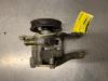 Stuurbekrachtiging Pomp van een Nissan Almera Tino (V10M) 2.0 16V CVT 2002