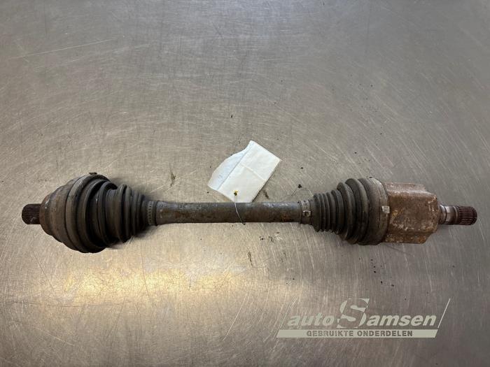 Gebruikte Aandrijfas links-voor Volkswagen Jetta III (1K2) Prijs € 75,00 Margeregeling aangeboden door Auto Samsen B.V.