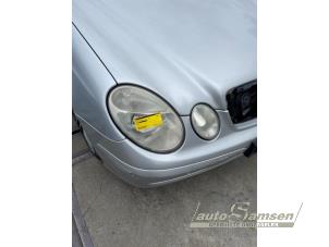 Gebruikte Rechter Koplamp Mercedes E (W211) 3.0 E-280 V6 24V Prijs € 125,00 Margeregeling aangeboden door Auto Samsen B.V.