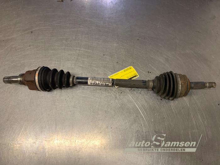 Gebruikte Aandrijfas links-voor Peugeot 208 I (CA/CC/CK/CL) 1.2 Vti 12V PureTech 82 Prijs € 40,00 Margeregeling aangeboden door Auto Samsen B.V.