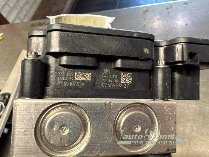 ABS Pomp van een Renault Clio IV (5R) 1.5 Energy dCi 90 FAP 2017