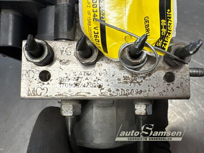 ABS Pomp van een Renault Clio IV (5R) 1.5 Energy dCi 90 FAP 2017