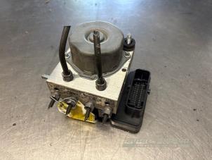 Gebruikte ABS Pomp Renault Clio IV (5R) 1.5 Energy dCi 90 FAP Prijs € 75,00 Margeregeling aangeboden door Auto Samsen B.V.