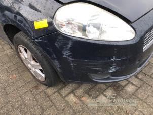 Gebruikte Voorbumper Fiat Grande Punto (199) 1.2 Prijs € 75,00 Margeregeling aangeboden door Auto Samsen B.V.
