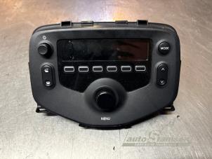Gebruikte Radio Peugeot 108 1.0 12V VVT-i Prijs € 75,00 Margeregeling aangeboden door Auto Samsen B.V.