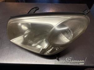 Gebruikte Linker Koplamp Toyota RAV4 (A2) 2.0 16V VVT-i 4x4 Prijs € 75,00 Margeregeling aangeboden door Auto Samsen B.V.