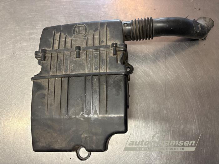Gebruikte Luchtfilterhuis Fiat Grande Punto (199) 1.2 Prijs € 40,00 Margeregeling aangeboden door Auto Samsen B.V.