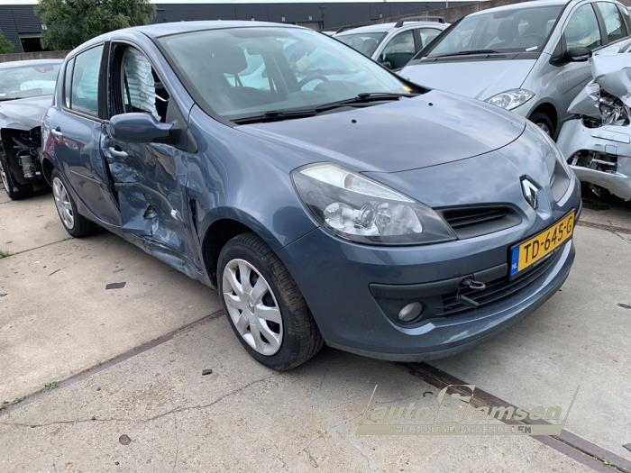 Gebruikte Radiateur Renault Clio III (BR/CR) 1.2 16V 75 Prijs € 40,00 Margeregeling aangeboden door Auto Samsen B.V.