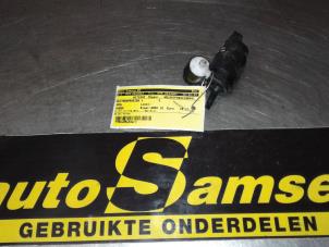 Gebruikte Ruitensproeier voor Opel Corsa C (F08/68) 1.0 12V Prijs € 15,00 Margeregeling aangeboden door Auto Samsen B.V.