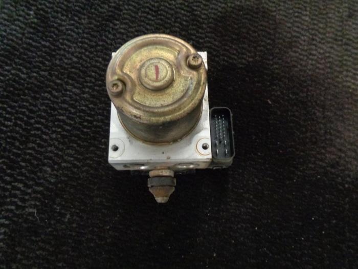 Gebruikte ABS Pomp Suzuki Liana (ERC/ERD/RH4) 1.6 MPi 16V Prijs € 40,00 Margeregeling aangeboden door Westerhof autodemontage