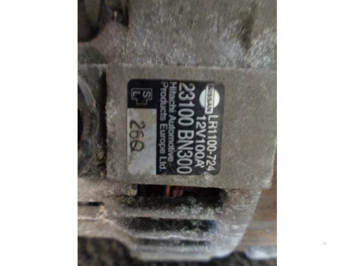 Dynamo van een Nissan Almera Tino (V10M) 2.2 Di 16V HP 2003