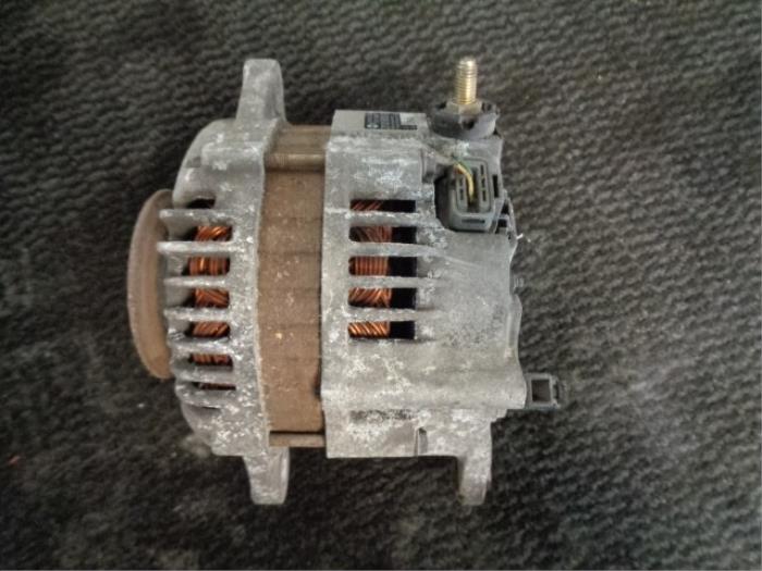 Dynamo van een Nissan Almera Tino (V10M) 2.2 Di 16V HP 2003