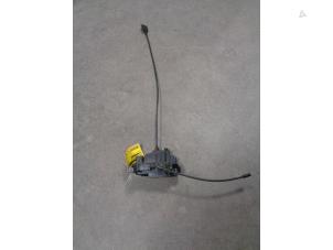 Gebruikte Portierslot Mechaniek 2Deurs links Renault Clio III (BR/CR) 1.2 16V 75 Hi-Flex Prijs € 25,00 Margeregeling aangeboden door Westerhof autodemontage