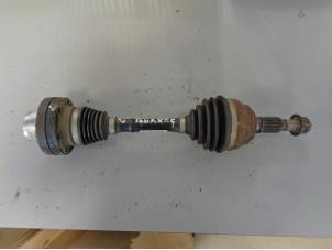 Gebruikte Aandrijfas links-voor Volkswagen Touareg (7LA/7L6) 3.0 TDI V6 24V Prijs € 50,00 Margeregeling aangeboden door Westerhof autodemontage