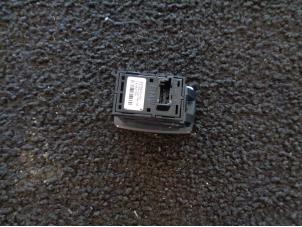 Gebruikte Elektrisch Raam Schakelaar BMW 1 serie (F20) 116i 1.6 16V Prijs € 10,00 Margeregeling aangeboden door Westerhof autodemontage