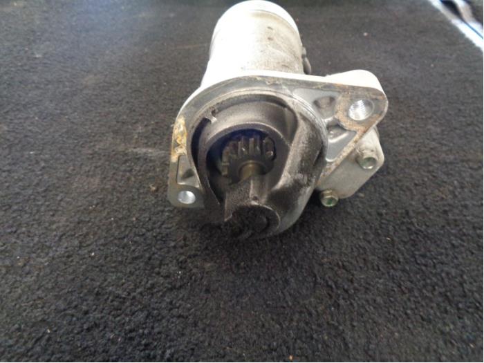 Startmotor van een Opel Astra J Sports Tourer (PD8/PE8/PF8) 1.7 CDTi 16V 2012