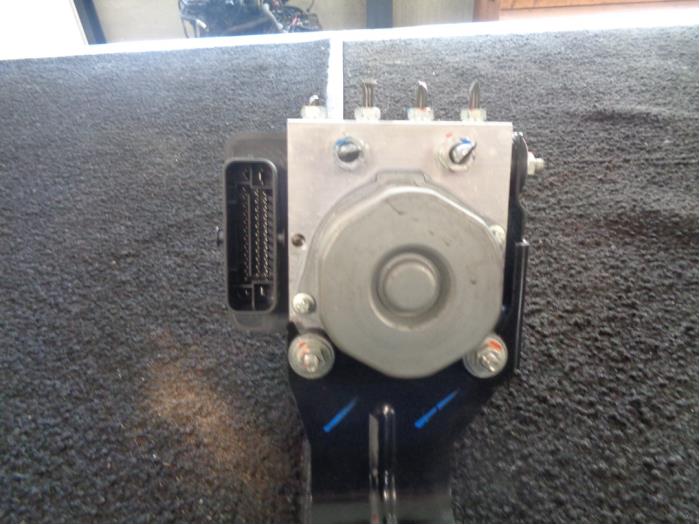 Gebruikte ABS Pomp Mitsubishi Space Star (A0) 1.0 12V Prijs € 75,00 Margeregeling aangeboden door Westerhof autodemontage