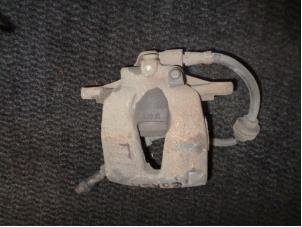 Gebruikte Remklauw (Tang) links-voor Opel Corsa D 1.4 16V Twinport Prijs € 30,00 Margeregeling aangeboden door Westerhof autodemontage