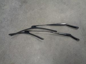 Gebruikte Ruitenwisserarm voor Skoda Octavia Combi (1Z5) 2.0 RS TDI PD 16V Prijs € 10,00 Margeregeling aangeboden door Westerhof autodemontage