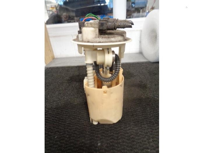 Gebruikte Benzinepomp Peugeot 206 (2A/C/H/J/S) 1.4 XR,XS,XT,Gentry Prijs € 25,00 Margeregeling aangeboden door Westerhof autodemontage