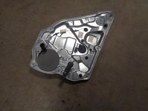 Gebruikte Raammechaniek 4Deurs links-achter Volkswagen Polo IV (9N1/2/3) 1.4 16V Prijs € 25,00 Margeregeling aangeboden door Westerhof autodemontage