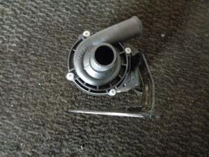 Gebruikte Extra waterpomp Mercedes A (W176) 1.5 A-180 CDI, A-180d 16V Prijs € 25,00 Margeregeling aangeboden door Westerhof autodemontage