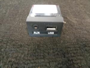 Gebruikte AUX/USB aansluiting Hyundai i10 (B5) 1.0 12V Prijs € 15,00 Margeregeling aangeboden door Westerhof autodemontage