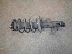 Gebruikte Schokdemper links-voor Mazda 3 Sport (BK) 1.3i 16V Prijs € 50,00 Margeregeling aangeboden door Westerhof autodemontage
